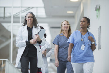 Weibliche Ärzte gehen im Krankenhauskorridor - CAVF34523