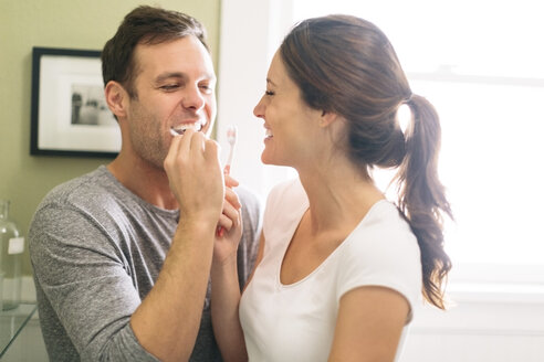 Glückliches Paar beim Zähneputzen im Badezimmer - CAVF34571