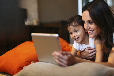 Glückliche Mutter mit Tochter vor einem Tablet-Computer - CAVF34617