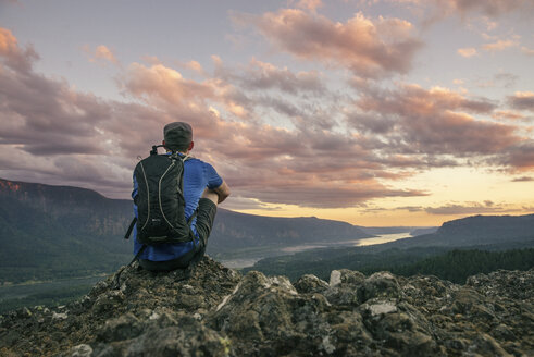 Rückansicht eines Wanderers mit Rucksack auf einem Berg im Crater Lake National Park - CAVF34659