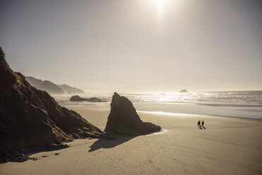 Silhouette Menschen genießen bei hug point Strand gegen Himmel während des sonnigen Tages - CAVF34661