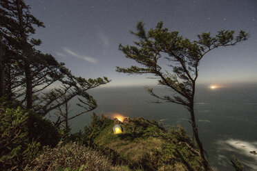 Blick von oben auf Zelte auf einem Berg am Meer bei Nacht - CAVF34662