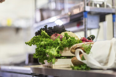 Gemüse in einer Holzkiste auf der Küchentheke eines Restaurants - CAVF34685