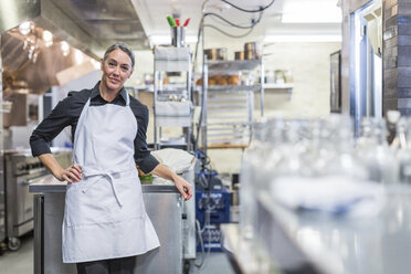 Porträt eines selbstbewussten Kochs in einer Restaurantküche - CAVF34688