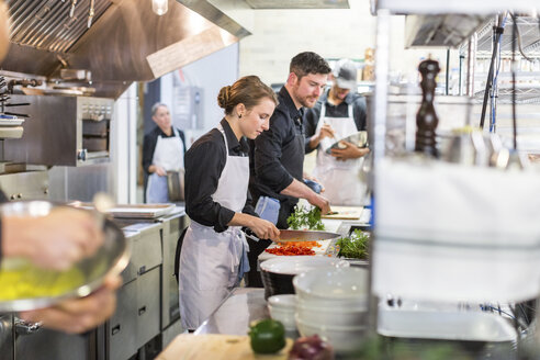 Köche bei der Zubereitung von Speisen in der Küche eines Restaurants - CAVF34697