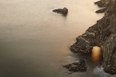 Natürlicher Bogen am Meer bei Sonnenuntergang - CAVF34837