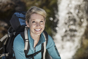 Porträt einer fröhlichen Wanderin mit Rucksack - CAVF34854