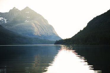 See und Berge im Glacier National Park - CAVF34913