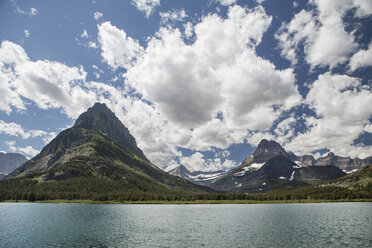 Blick auf den See und die Berge bei bewölktem Himmel - CAVF34914