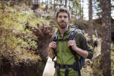 Porträt eines im Wald stehenden Wanderers - CAVF34929