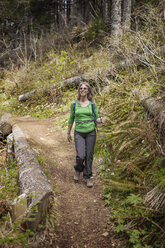 Glückliche Frau beim Wandern im Wald - CAVF34930