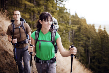 Paar beim Wandern auf dem Berg - CAVF34958