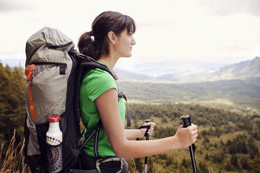 Nachdenkliche Wanderin mit Rucksack - CAVF34960