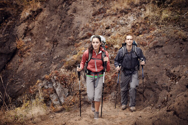 Mann und Frau wandern auf einem Berg - CAVF34962