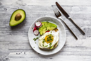 Toast mit Spiegelei, Avocado, rotem Rettich, Tomate und Kresse - SARF03655