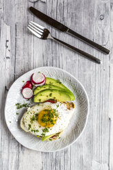 Toast mit Spiegelei, Avocado, rotem Rettich, Tomate und Kresse - SARF03656