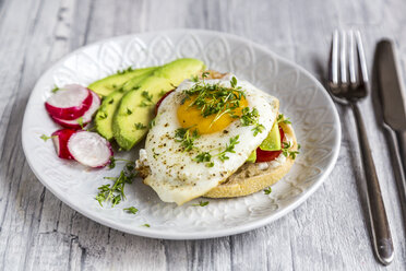 Toast mit Spiegelei, Avocado, rotem Rettich, Tomate und Kresse - SARF03657