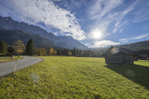 Deutschland, Bayern, Garmisch-Partenkirchen, Grainau, Wettersteingebirge mit Waxenstein im Herbst, lizenzfreies Stockfoto