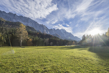 Deutschland, Garmisch-Partenkirchen, Grainau, Wettersteingebirge mit Waxenstein im Herbst - PVCF01305