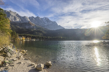 Deutschland, Garmisch-Partenkirchen, Grainau, Eibsee in der Abenddämmerung - PVCF01306