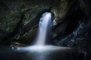 Aussicht auf die Donut Falls in der Höhle - CAVF34972