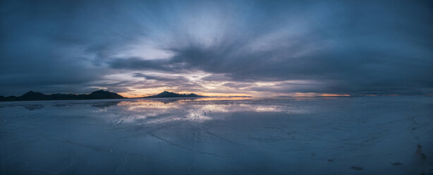 Panoramablick auf die Bonneville Salt Flats gegen stürmische Wolken bei Sonnenuntergang - CAVF34984