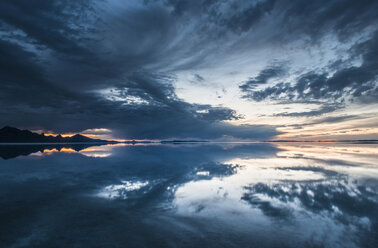 Symmetrische Ansicht der Bonneville Salt Flats gegen bewölkten Himmel - CAVF34990