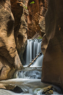 Malerischer Blick auf den Wasserfall in der Schlucht des Kanarraville Creek - CAVF34996