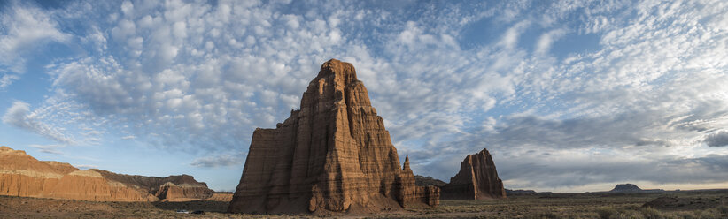 Panoramablick auf das Cathedral Valley bei bewölktem Himmel im Capitol Reef National Park - CAVF35009