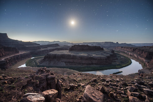 Majestätischer Blick auf den Dead Horse Point State Park gegen das Sternenfeld in der Abenddämmerung - CAVF35010