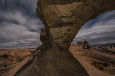 Idyllischer Blick auf Felsformationen vor stürmischen Wolken im Arches National Park - CAVF35013