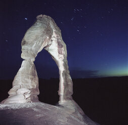 Majestätischer Blick auf den Delicate Arch vor einem Sternenfeld im Arches National Park - CAVF35015