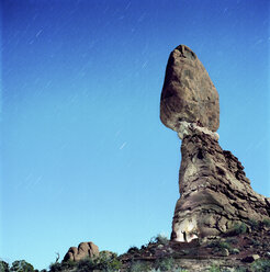 Niedriger Blickwinkel auf die Felsformationen im Arches-Nationalpark vor dem Hintergrund des Sternenhimmels - CAVF35018