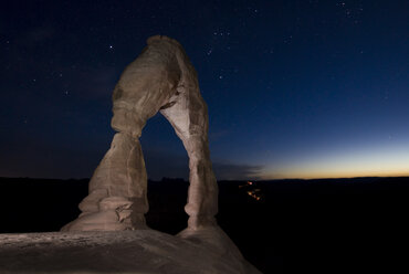 Majestätischer Blick auf den Delicate Arch gegen das Sternenfeld im Arches National Park bei Nacht - CAVF35019