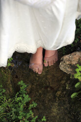 Niedriger Ausschnitt der Füße eines Teenagers im Wasser - CAVF35022