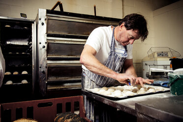 Männlicher Bäcker bei der Arbeit in einer Großküche - CAVF35030