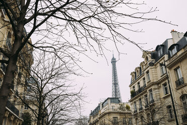 Niedriger Blickwinkel auf den Eiffelturm gegen den klaren Himmel in der Stadt - CAVF35063
