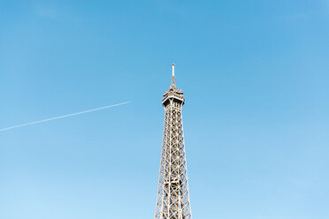 Niedriger Blickwinkel auf den Eiffelturm vor blauem Himmel - CAVF35064