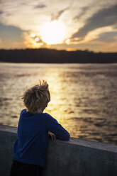 Rückansicht eines Jungen mit Blick auf den Sonnenuntergang - CAVF35092