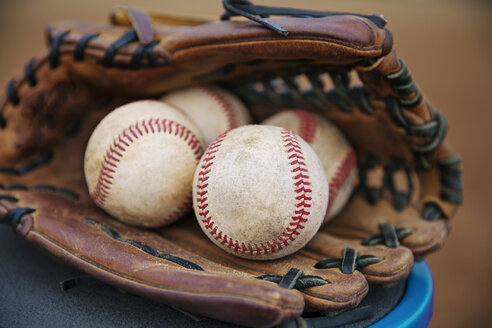 Nahaufnahme eines Baseballs im Fängerhandschuh - CAVF35129