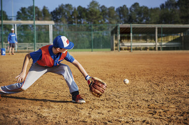 Junge spielt Baseball auf einem Feld - CAVF35133