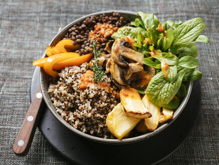 Lentil Quinoa Bowl, lentils, quinoa, bell pepper, roasted parsnips, field salad, mushrooms, spicy vegan sauce - HAWF01003