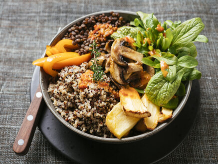 Linsen-Quinoa-Schüssel, Linsen, Quinoa, Paprika, geröstete Pastinaken, Feldsalat, Champignons, pikante vegane Sauce - HAWF01003