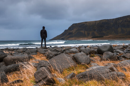 Norwegen, Lofoten-Inseln, Eggum, Rückenansicht eines Mannes mit Blick auf die Aussicht - WVF00964