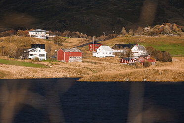 Norwegen, Lofoten, Häuser am See Holdalsvatnet - WVF00967