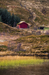 Norwegen, Lofoten, rote Hütte am See Holdalsvatnet - WVF00968