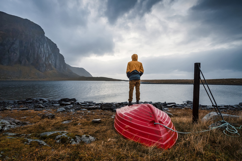 Norwegen, Lofoten-Inseln, Eggum, Rückenansicht eines Mannes mit Blick auf die Aussicht, lizenzfreies Stockfoto
