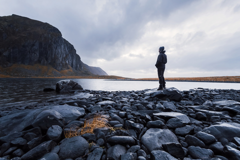 Norwegen, Lofoten, Eggum, der Mensch genießt die Natur, lizenzfreies Stockfoto