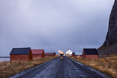 Norwegen, Lofoten, Eggum, Rückenansicht eines auf der Straße stehenden Mannes - WVF00976