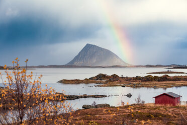 Norwegen, Lofoten, Küste und Regenbogen - WVF00981